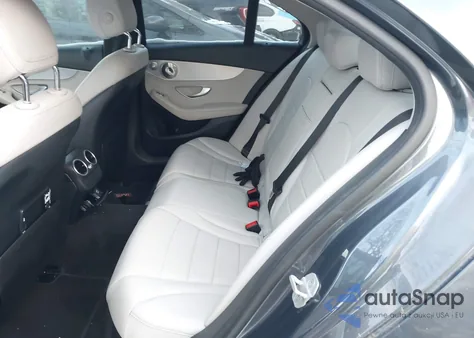 2015 Mercedes-Benz C 300 z USA, uszkodzony, nr VIN 55SWF4JB7FU045803